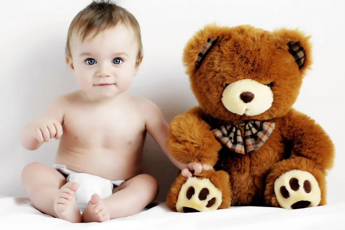 Child with teddy online